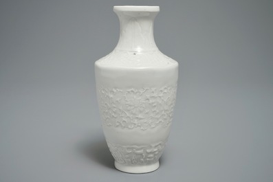 Een Chinese blanc de Chine vaas met reli&euml;fdecor, 19/20e eeuw